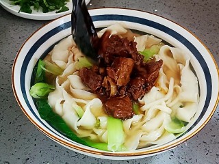 羊肉烩面,放上羊肉