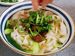 羊肉烩面,放上香菜即可食用