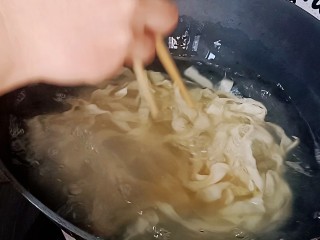 羊肉烩面,开水里下入面条煮熟