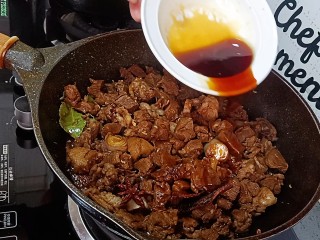 羊肉烩面,再倒入炒好的糖色翻炒均匀