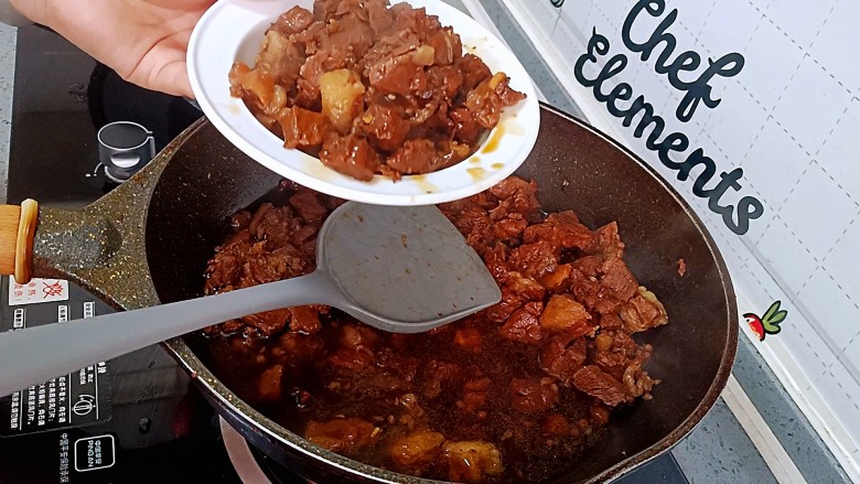 羊肉烩面,最后出锅前放入8克食用盐调味,即可