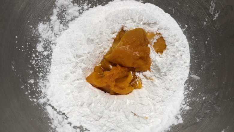 南瓜汤圆,南瓜蒸熟,加入100克糯米粉和10克粳米粉
