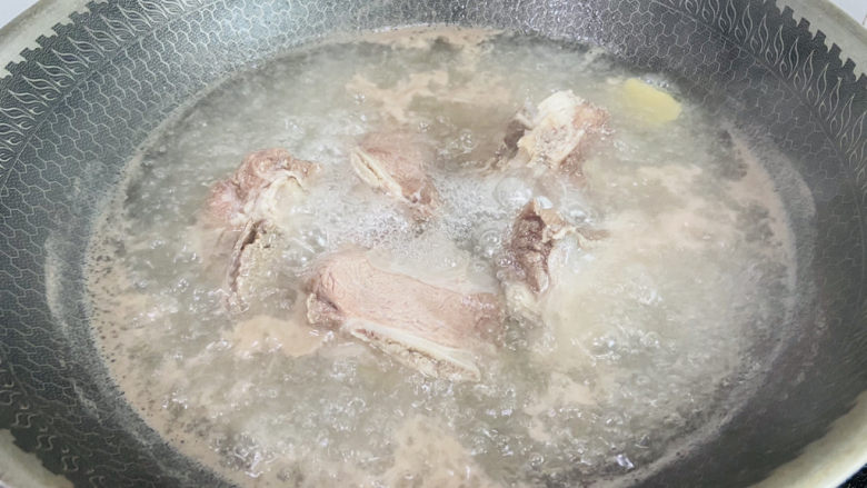 番茄牛骨汤,大火煮沸撇去浮沫,捞出清洗干净