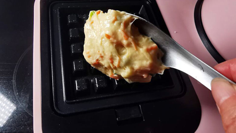 胡萝卜鸡蛋饼,打开松饼机,模具刷油,倒入面糊