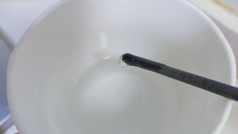 草莓糖葫芦,可以用筷子试下糖浆的状态，放入水中马上凝固就可以了