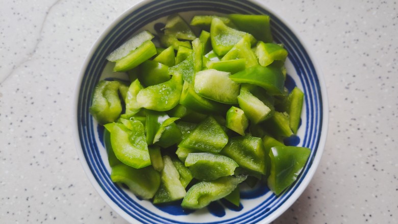 青椒炒平菇,青椒去蒂去籽,洗净之后切成小块