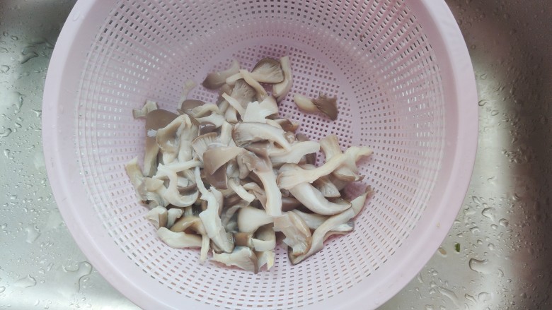 青椒炒平菇,煮好后,捞出
