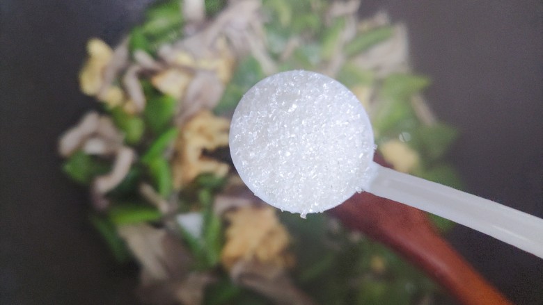 青椒炒平菇,加一小勺细砂糖,翻炒均匀即可