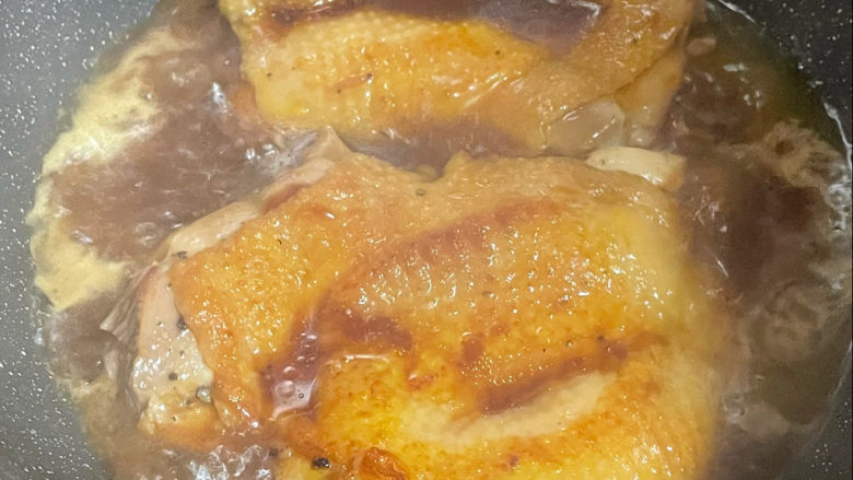 照烧鸡腿饭,把照烧汁倒入锅中,加锅盖中火煮五分钟,再用大火收汁。