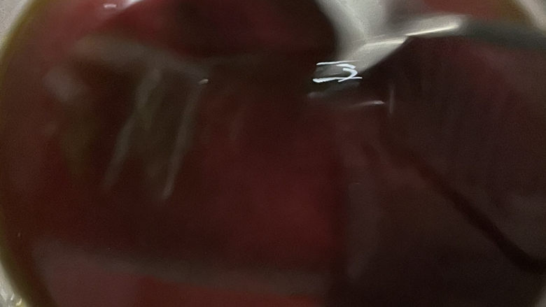 照烧鸡腿饭,煎鸡腿的同时调一下照烧照烧汁,生抽,老抽,蚝油,蜂蜜各一汤匙,水半碗,调匀。