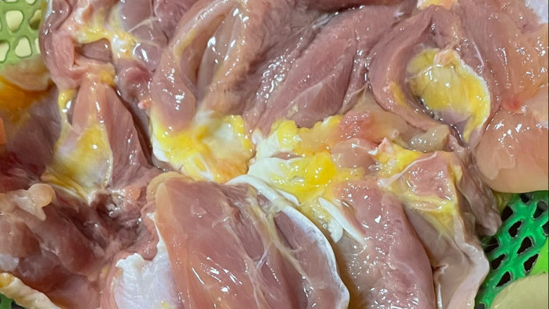 照烧鸡腿饭,鸡腿去骨头,洗干净。