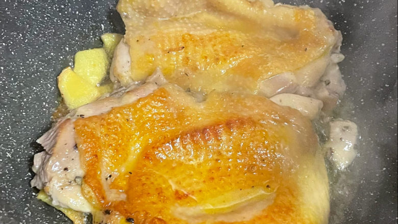 照烧鸡腿饭,起锅烧油,中火,先放带皮的一面煎至金黄,再把另一面煎一下。