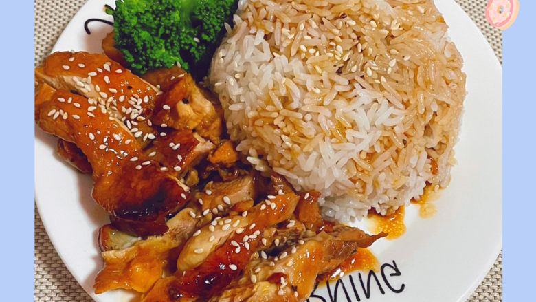 照烧鸡腿饭,西兰花煮熟装盘,米饭装盘,把鸡腿改刀装盘,淋上汤汁,开吃。