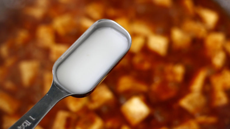 麻婆豆腐,加入适量水淀粉勾芡。