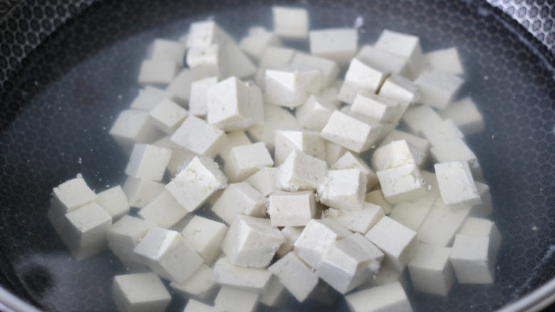 麻婆豆腐,锅中倒入适量的清水，放入<a style='color:red;display:inline-block;' href='/shicai/ 465'>豆腐</a>进行焯水，大火烧开后焯1分钟左右，捞出过冷水沥干水分。