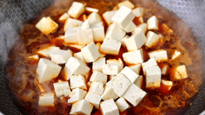 麻婆豆腐,放入焯过水的豆腐。