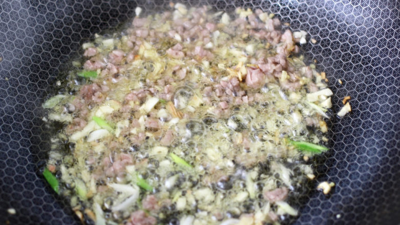 麻婆豆腐,看见牛肉末煸炒至变色断生。