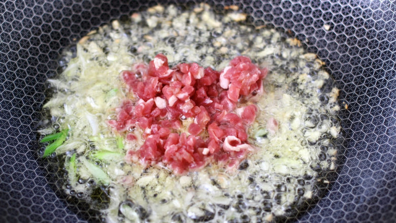 麻婆豆腐,放入<a style='color:red;display:inline-block;' href='/shicai/ 39966'>牛肉末</a>大火快速煸炒。