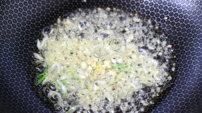 麻婆豆腐,热油爆香葱姜蒜末。