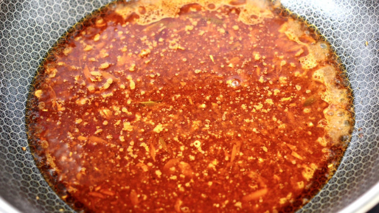 麻婆豆腐,锅中倒入适量的清水。