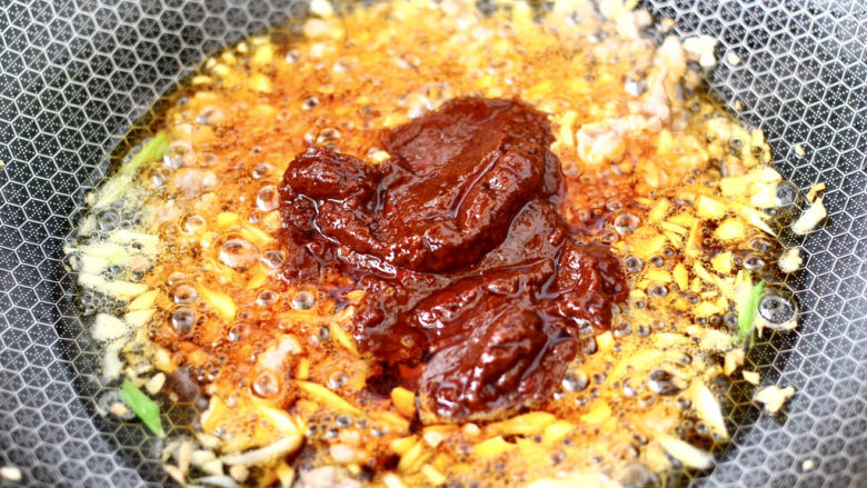 麻婆豆腐,放入1包麻婆豆腐酱。