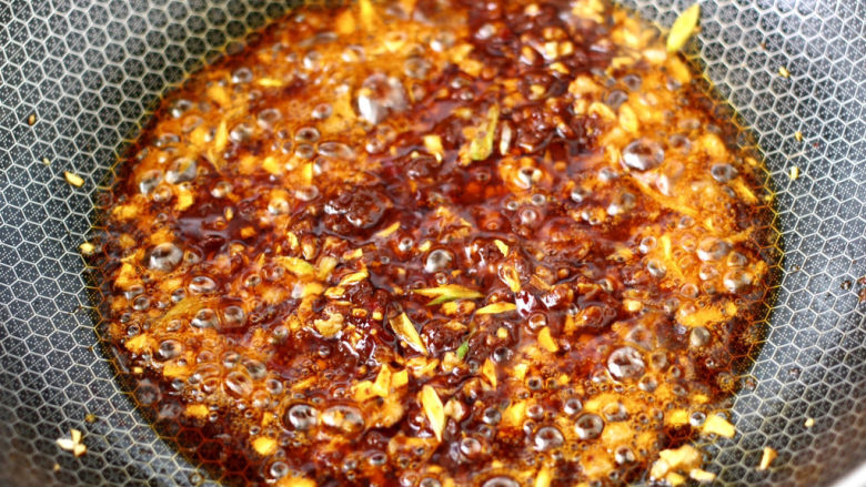 麻婆豆腐,大火快速翻炒出红油。