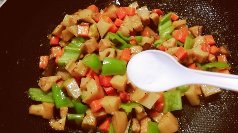 什锦藕丁,按自己口味需要,添加盐调味,翻炒1分钟关火出锅。