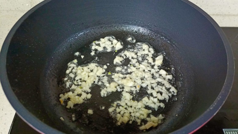 酱卧荷包蛋,锅里留适量的底油,放入蒜泥炒香。