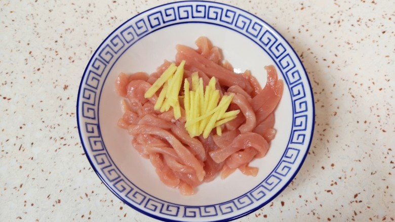 青椒炒平菇,<a style='color:red;display:inline-block;' href='/shicai/ 2800'>生姜</a>片切成丝,加入肉丝里面搅拌均匀。