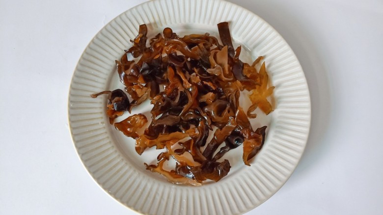 什锦藕丁,泡发好的木耳有面粉清洗,面粉可以洗去附着在木耳表面的杂质,再切成细丝。