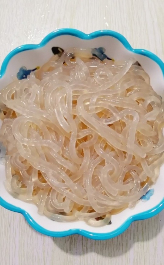 白菜炒粉条,放入焯熟,放入半小勺<a style='color:red;display:inline-block;' href='/shicai/ 762'>老抽</a>搅拌均匀