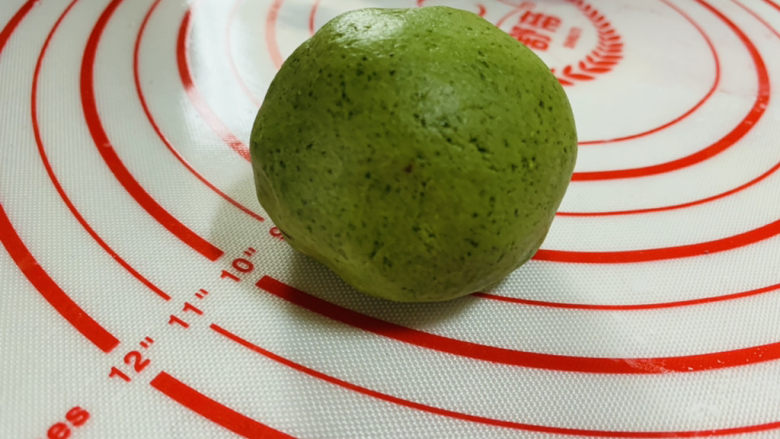 水果汤圆,加适量清水,把抹茶糯米粉揉成不粘手的团子