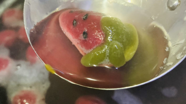 水果汤圆,浮起时,就可以捞起