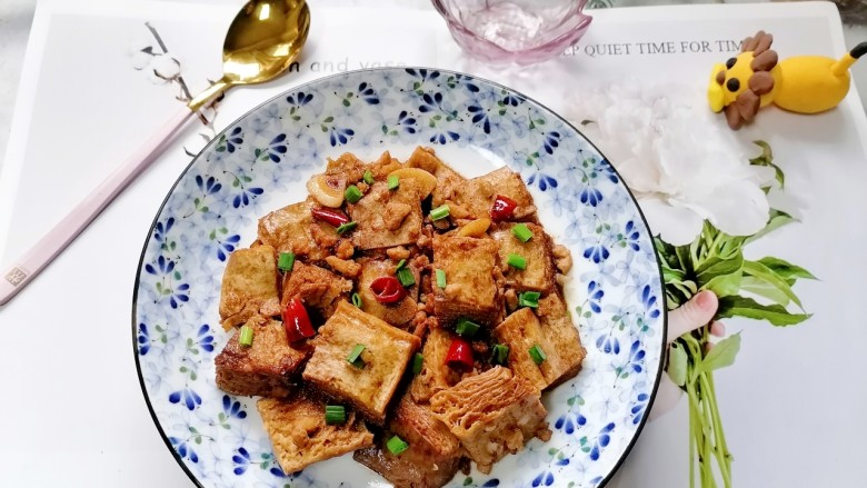 麻辣冻豆腐,拍上成品图,一道美味又下饭的麻辣冻豆腐就完成了。