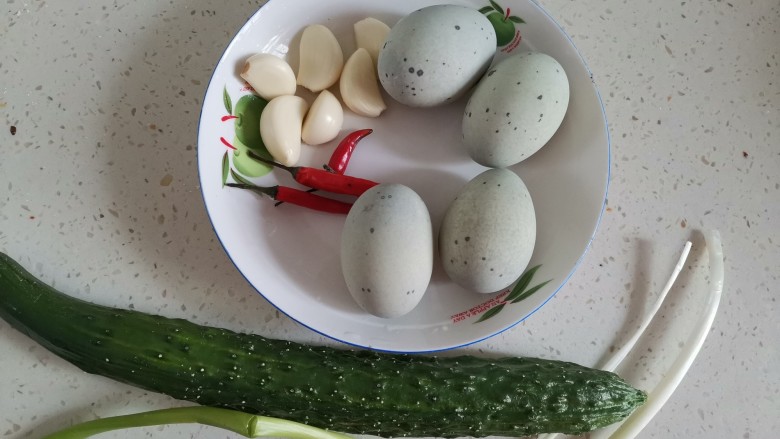 高颜值凉菜!凉拌黄瓜皮蛋,准备食材备用