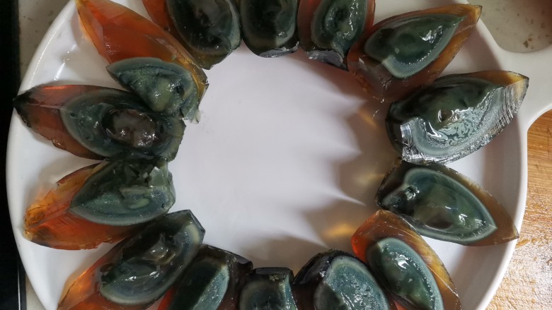高颜值凉菜!凉拌黄瓜皮蛋,洗干净切块摆入盘中