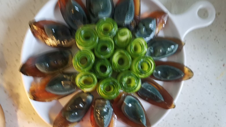 高颜值凉菜!凉拌黄瓜皮蛋,再把黄瓜卷起来放在皮蛋中间