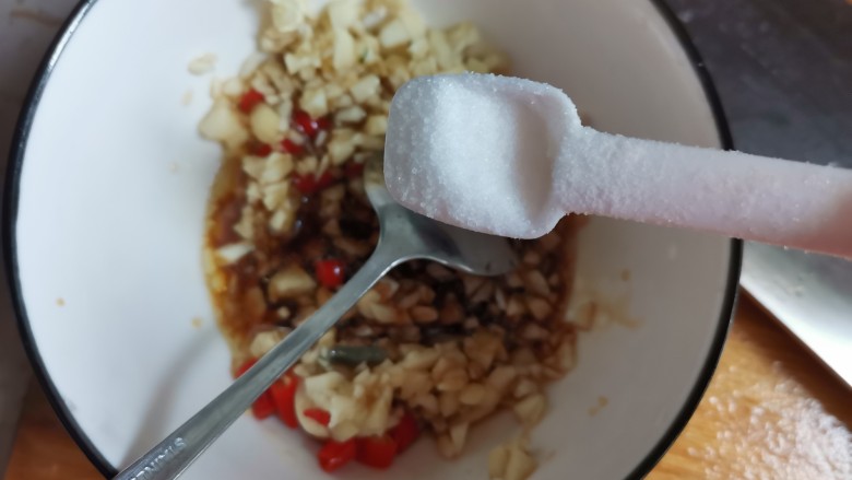 高颜值凉菜!凉拌黄瓜皮蛋,加入适量的盐