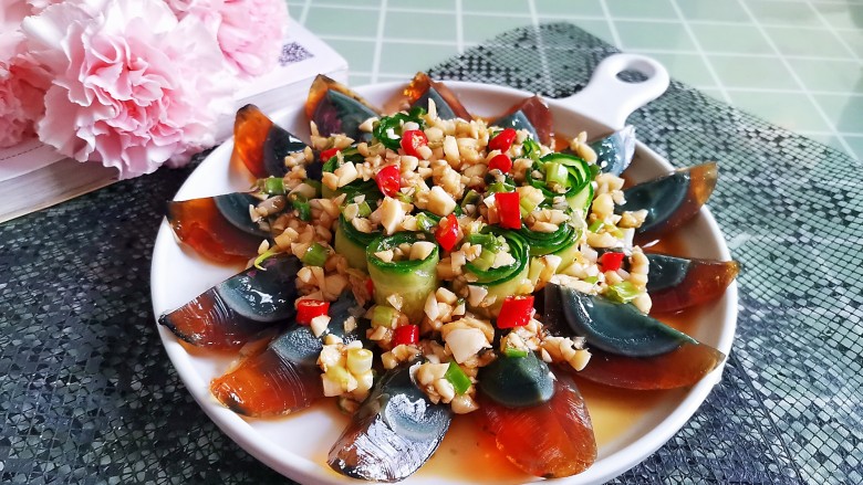 高颜值凉菜!凉拌黄瓜皮蛋,再淋在黄瓜皮蛋上面