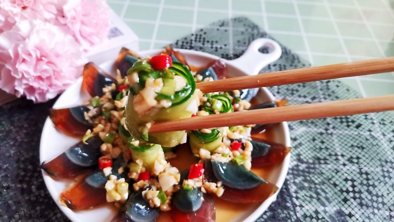 高颜值凉菜！凉拌黄瓜皮蛋,美味下饭的黄瓜拌皮蛋就做好了