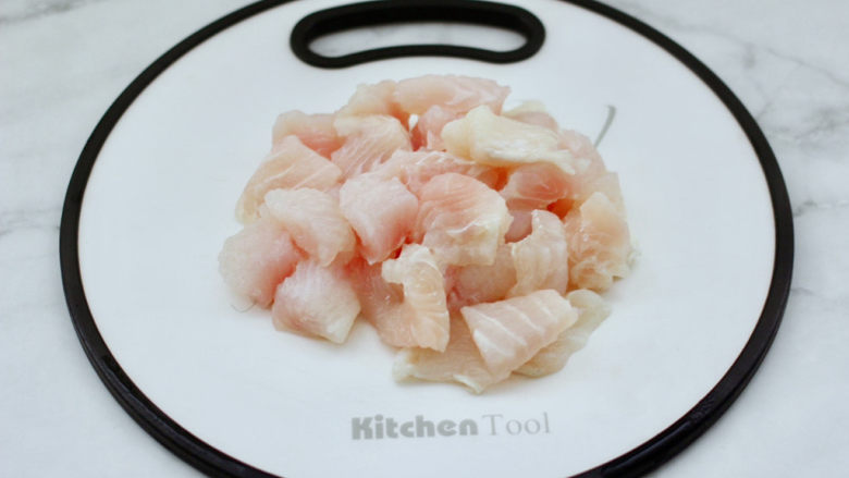 蒜香麻辣龙利鱼,把<a style='color:red;display:inline-block;' href='/shicai/ 372'>龙利鱼</a>洗净后用刀切块。