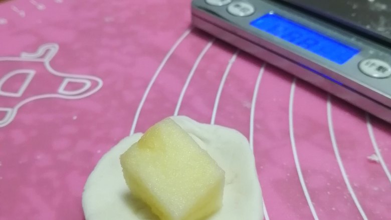 水果汤圆,加入苹果丁