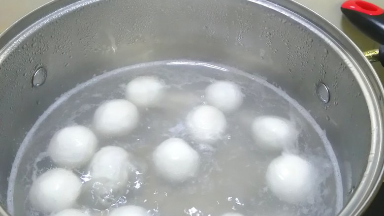 水果汤圆,
烧开水，加入汤圆，煮至汤圆浮起来，再煮一分钟，盛出
