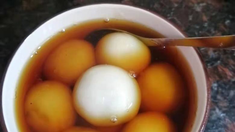 水果汤圆,注入黄糖水便大功告成了