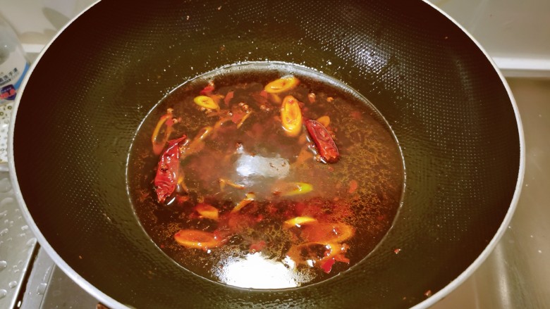 麻辣冻豆腐,添加1碗清水,烧开。
