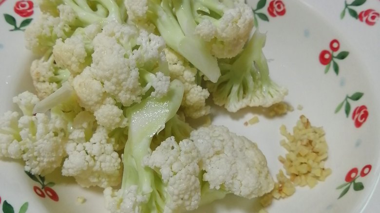 花菜炒虾仁,<a style='color:red;display:inline-block;' href='/shicai/ 2629'>花菜</a>切成小朵