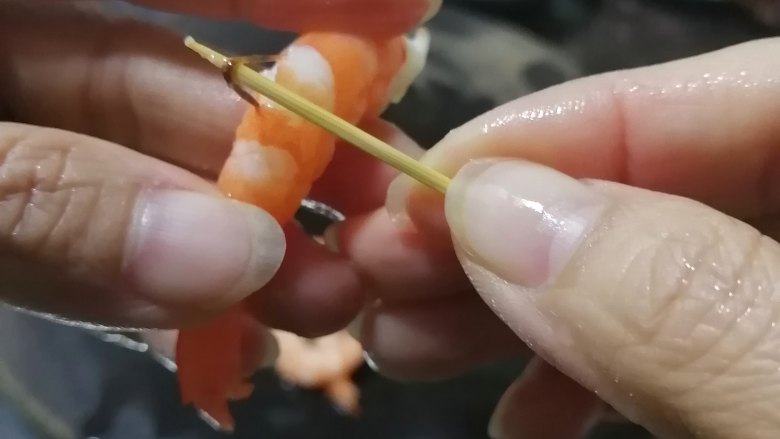 花菜炒虾仁,虾去壳后，挑出虾线