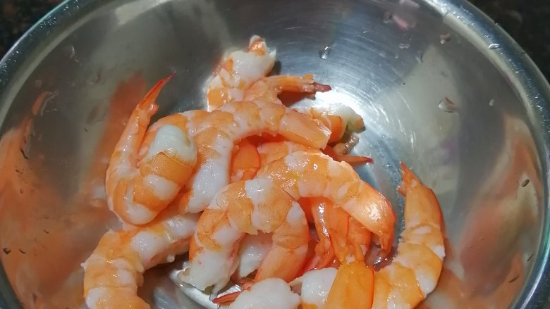 花菜炒虾仁,再清洗干净备用