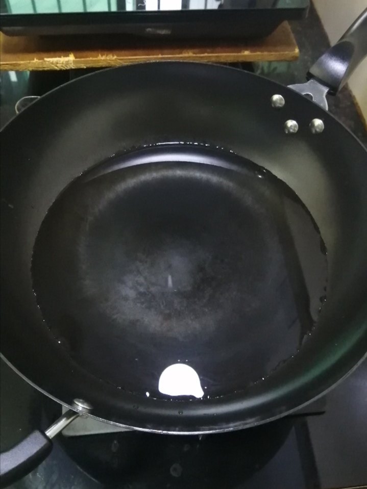 花菜炒虾仁,锅内烧适量开水