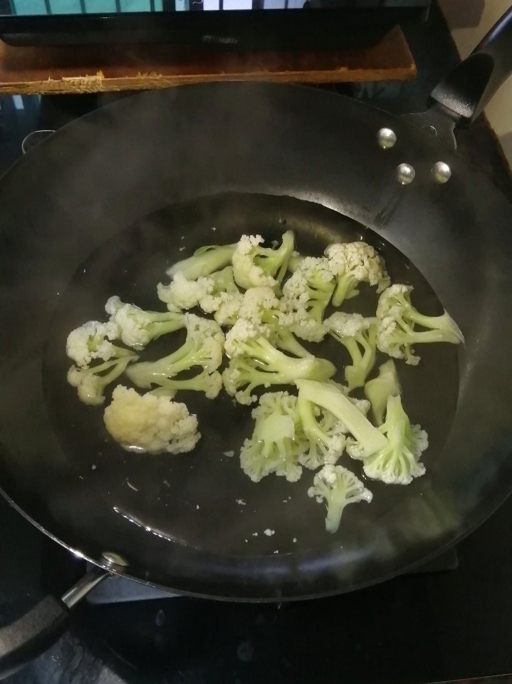 花菜炒虾仁,加入花菜，焯水3分钟捞出